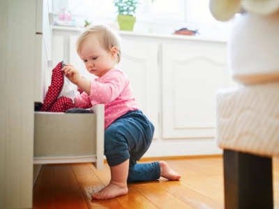 Zabezpieczenie szuflad i szafek przed dziećmi – jakie blokady wybrać?